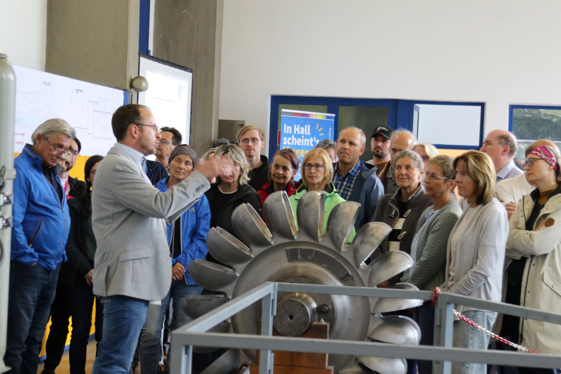 Eine Besuchergruppe im Kraftwerk Volders bekommt eine Führung