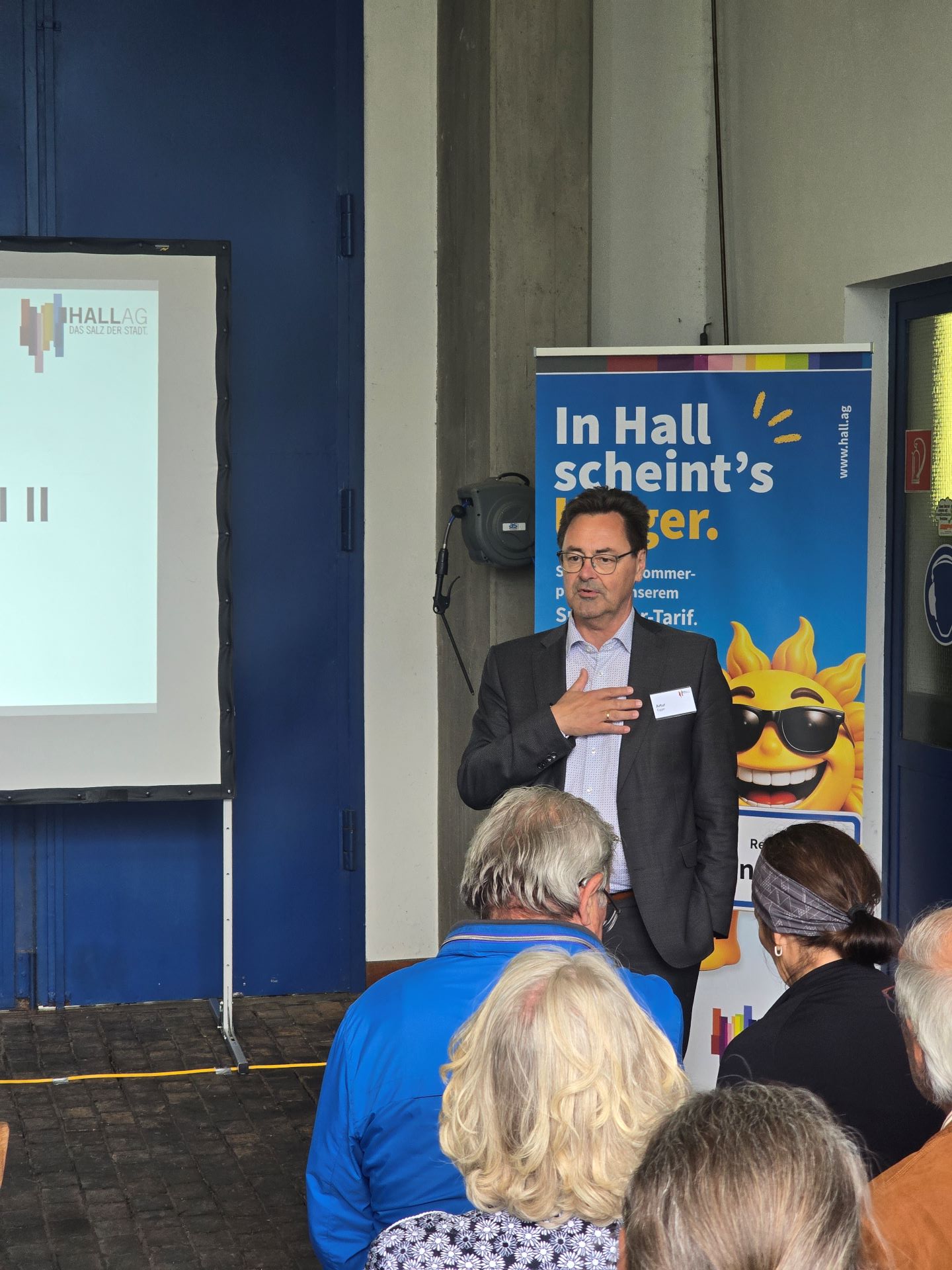 Der technische Vorstand Artur Egger präsentiert sein Kraftwerk