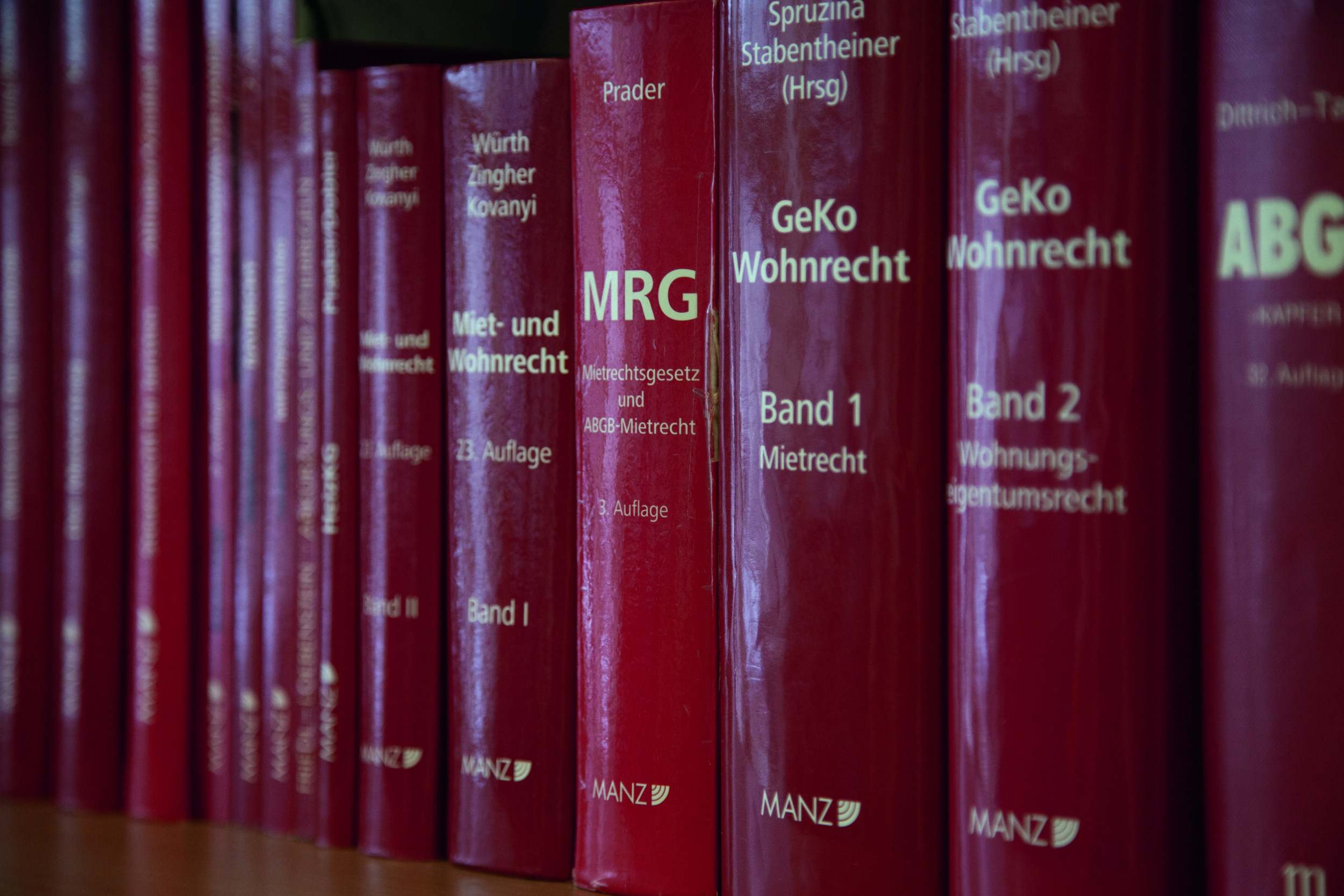 Reihe roter juristischer Fachbücher zu Miet- und Wohnrecht auf einem Regal