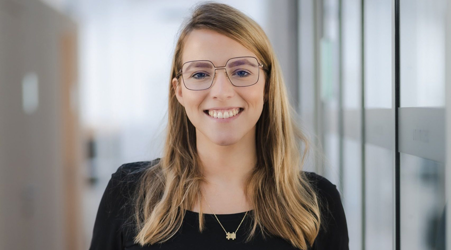 Porträt von Barbara Plattner, Geschäftsführerin von Innsbruck Tourismus, mit Brille und schwarzem Oberteil vor einem hellen Bürohintergrund.