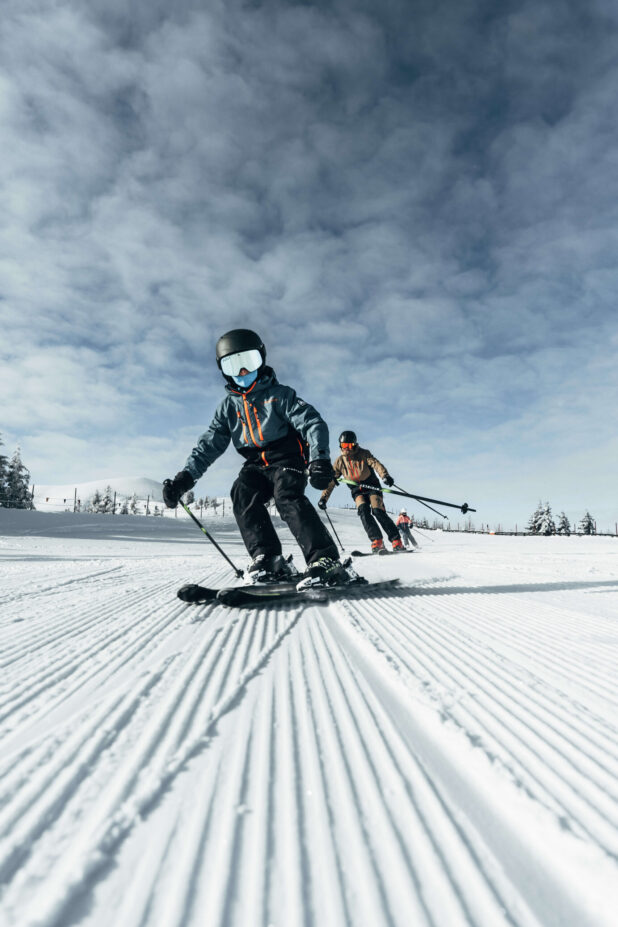 Junge beim skifahren