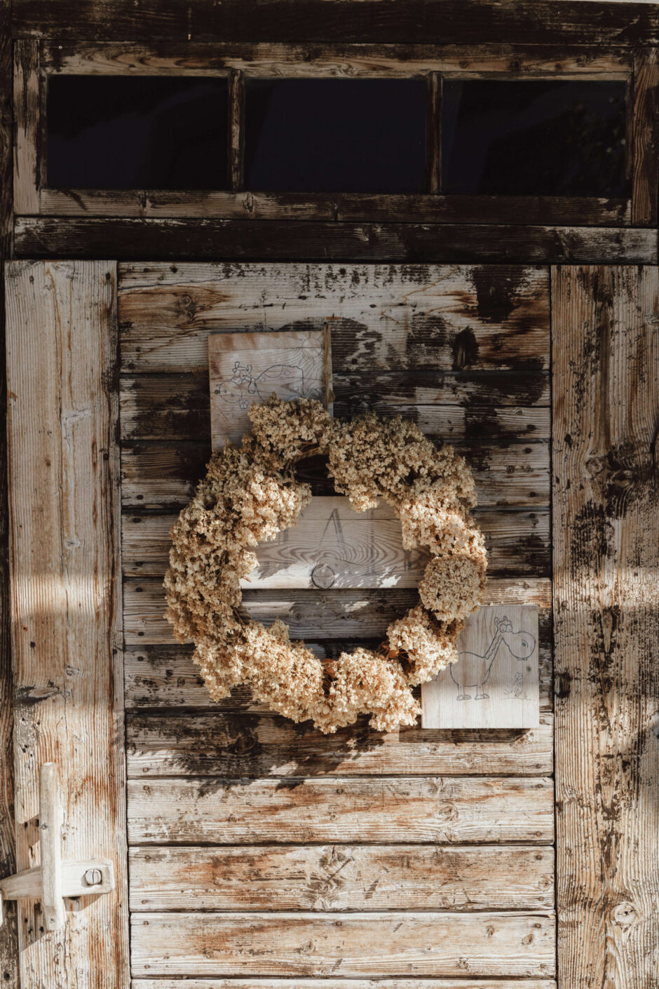 Blumenkranz an Stalltür