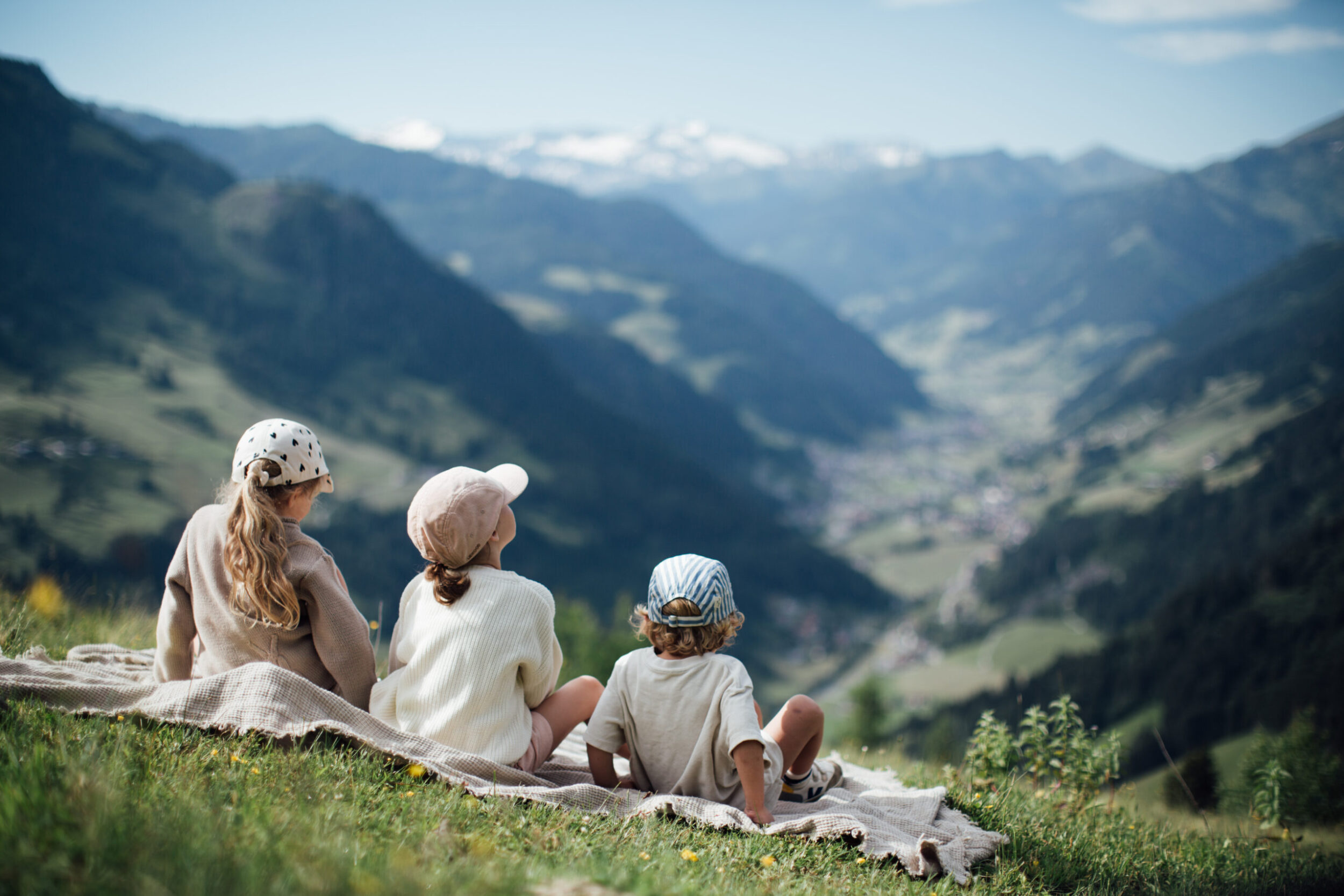Kinder beim Picknick in den Bergen