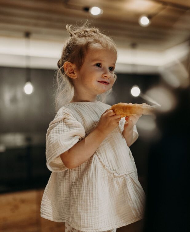 Mädchen isst Krapfen