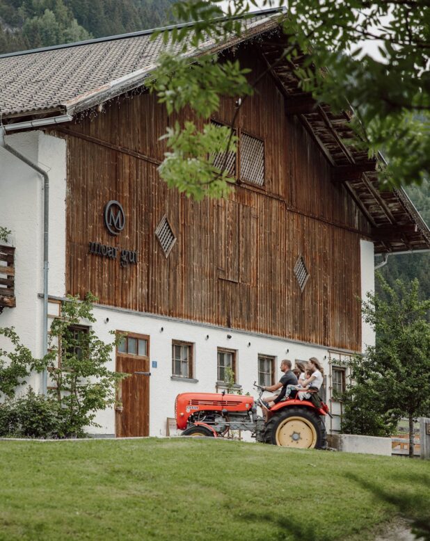 Traktor fahren am Moar Gut