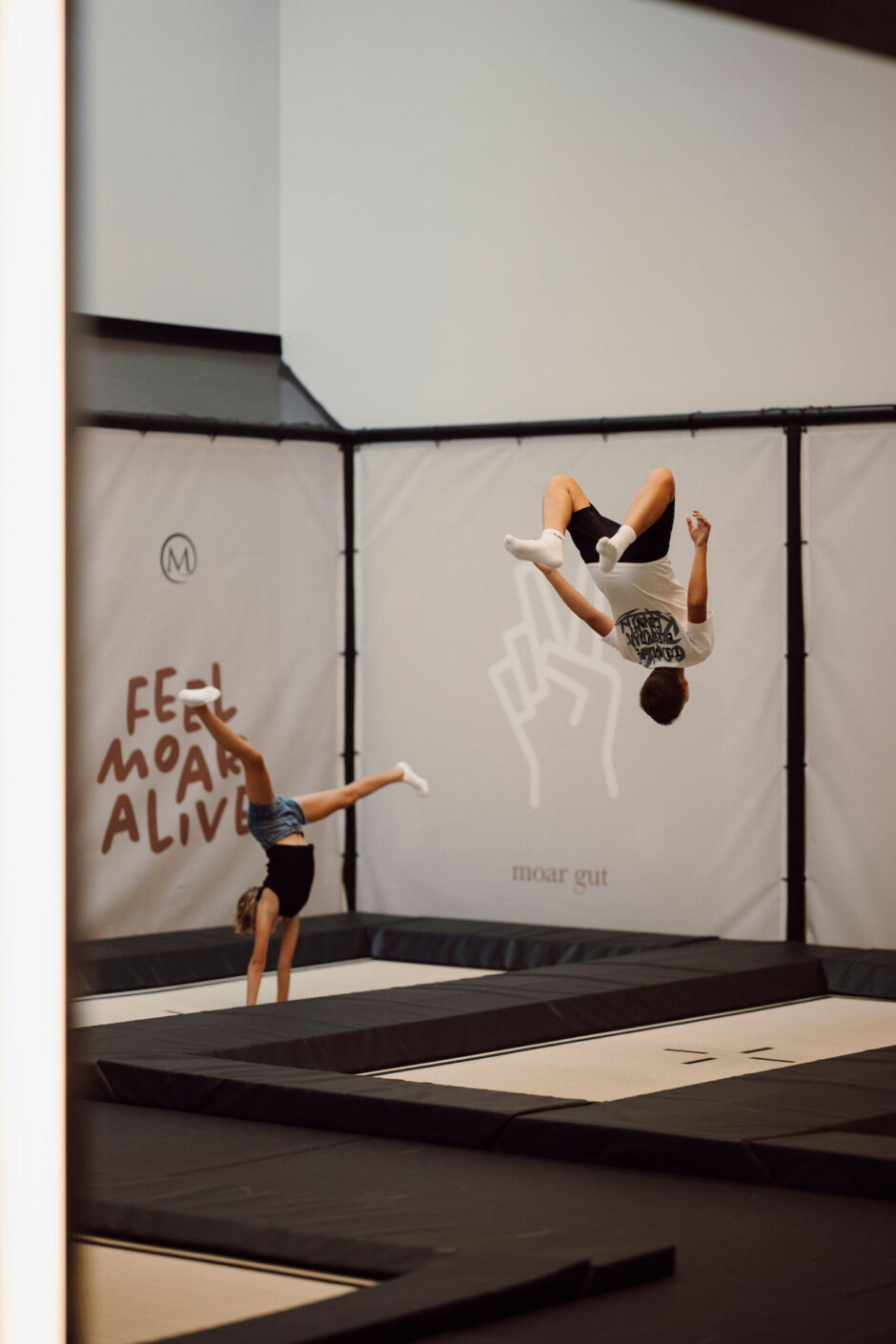 2 Kids in der Trampohalle