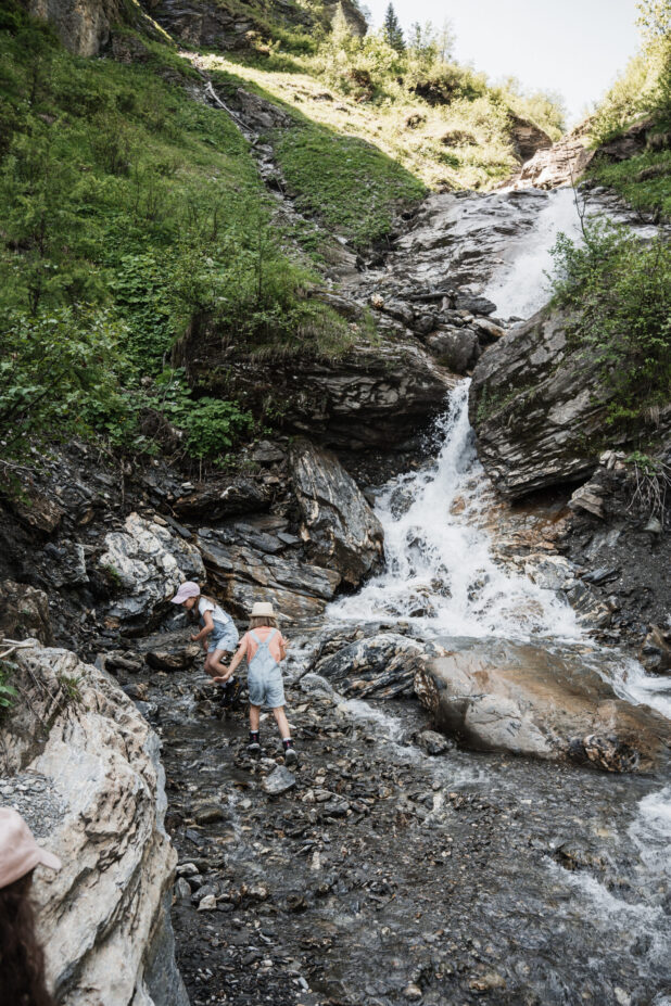 Kinder am Wasserfall