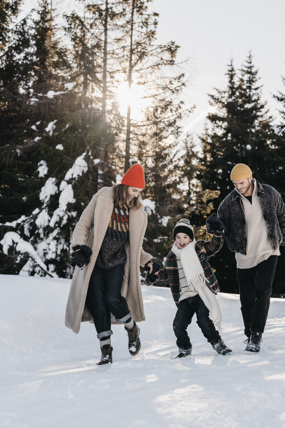 Mama und Kind im Schnee im Salzburger Land