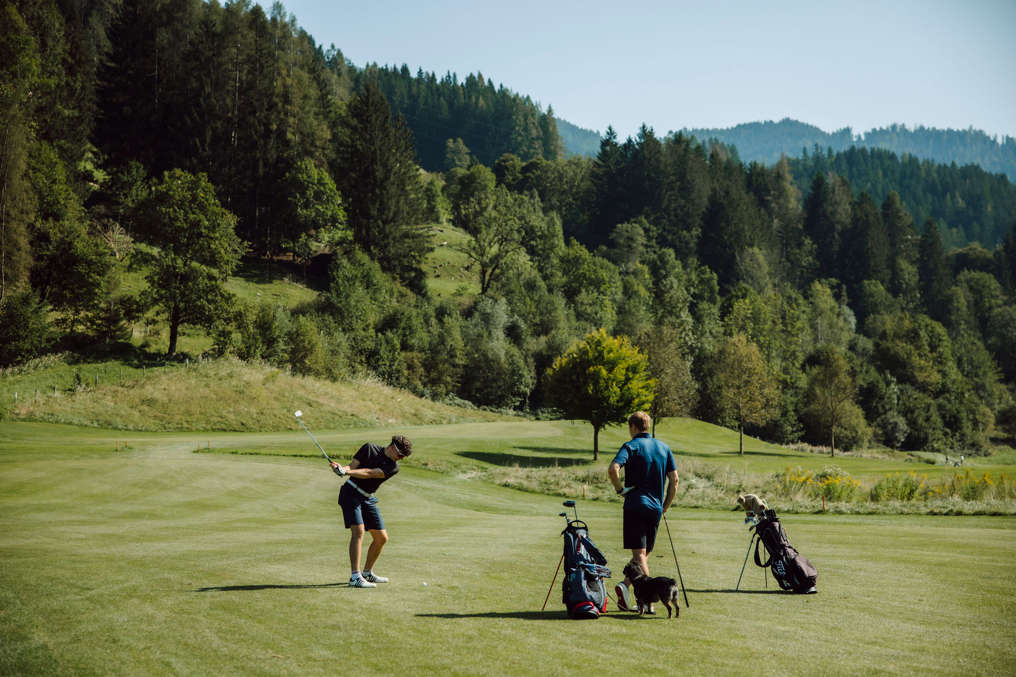 Zwei Golfer beim Golfspielen am OPEN Golf St. Johann