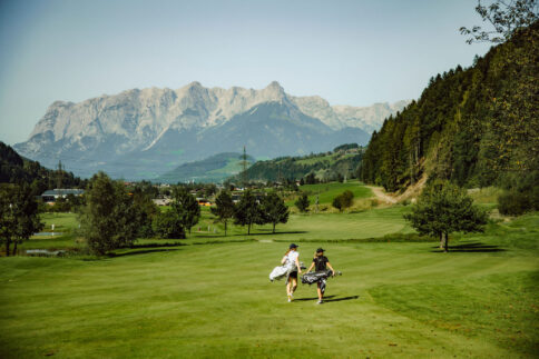 Zwei Golferinnen am Open Golf in St. Johann im Alpina Alpendorf
