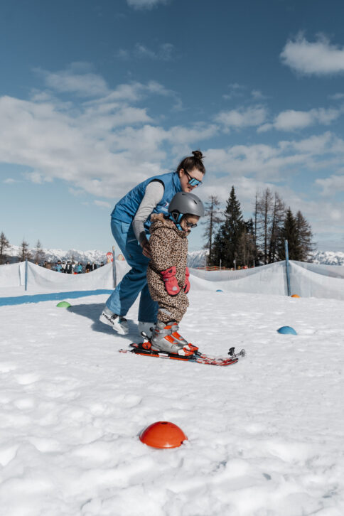 Kind in der Skischule mit Skilehrerin im Snow Space Salzburg
