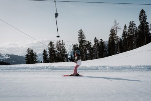 Kind beim Liftfahren im Snow Space Salzburg