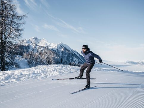 Langläufer genießt die Loipen im Salzburger Land im Alpina Alpendorf