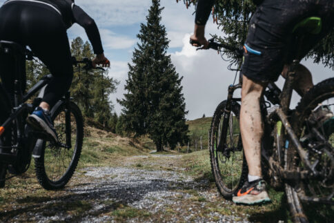 Zwei Radfahrer auf dem Berg