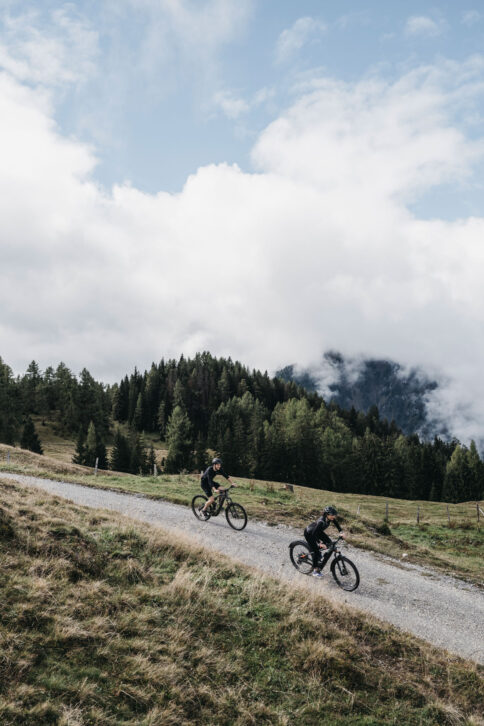 Ein Paar unterwegs auf E-Bikes