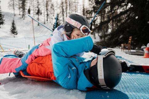Kind mit Skilehrern bei der Kinderskischule im Snow Space Salzburg