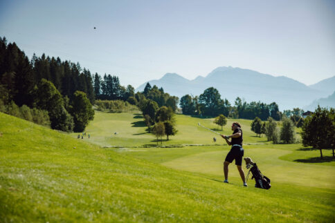 Zwei Golfer beim Golfspielen am OPEN Golf St. Johann