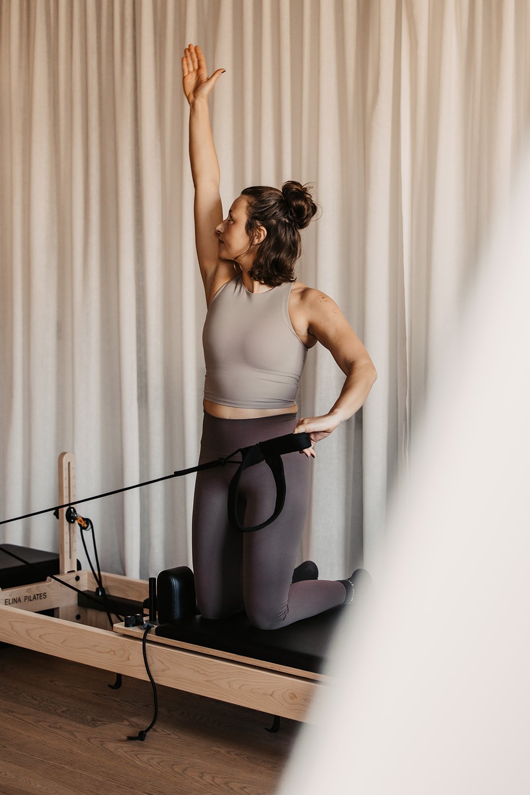 Eine Frau beim Reformer Pilates im Sporthotel Alpina Alpendorf.