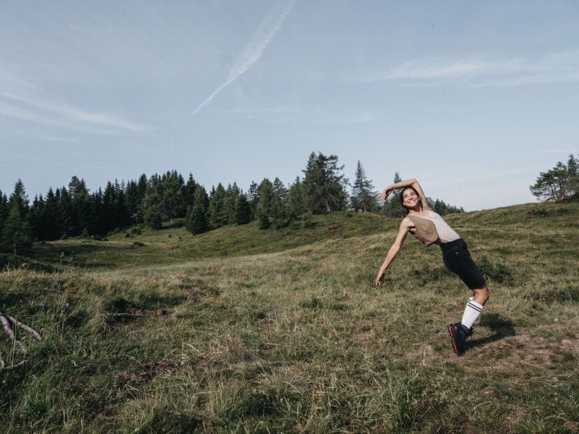 Eine junge Frau geniesst die Berge im Salzburg Land.