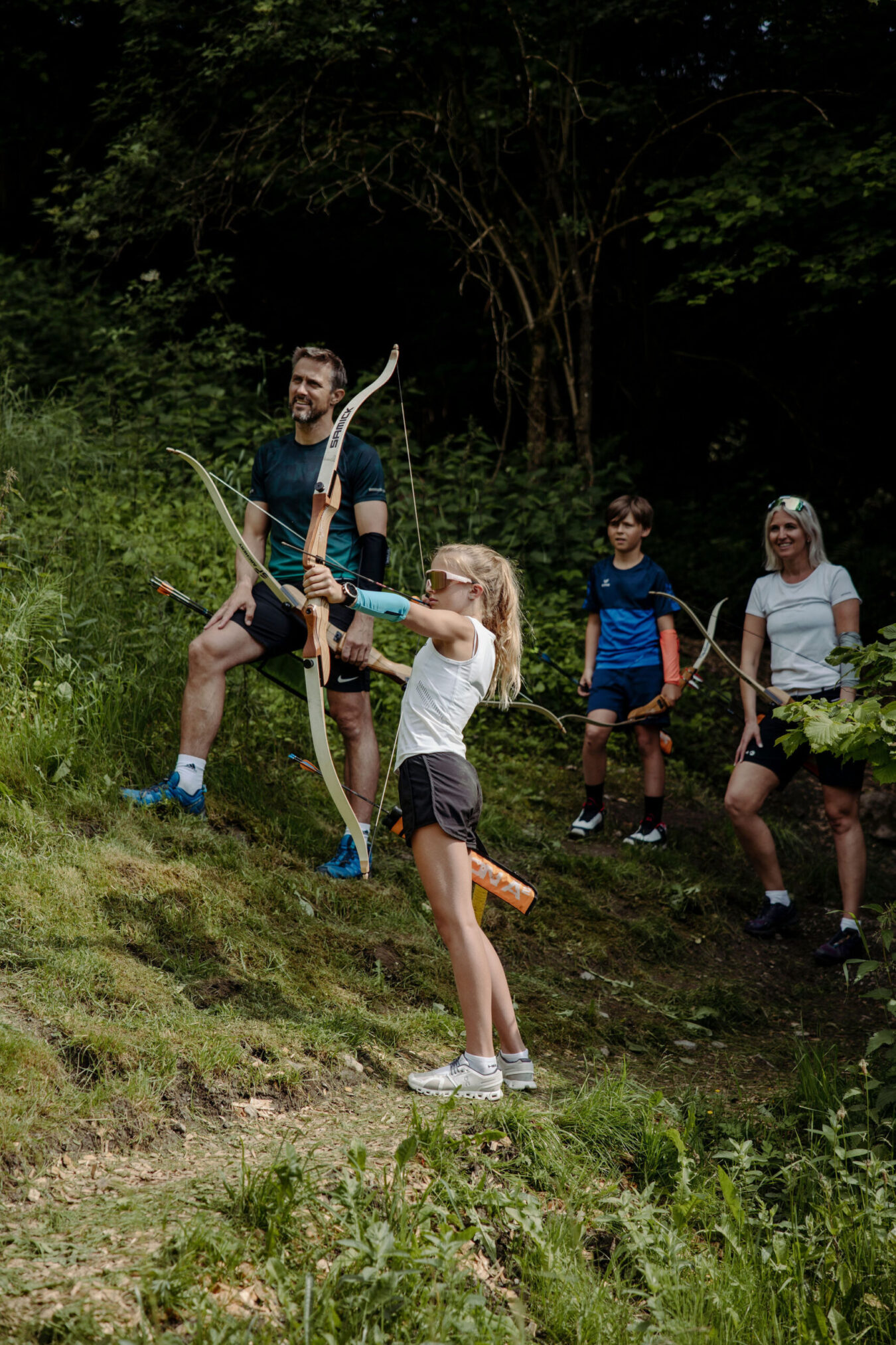 Familien beim Bogenschießen im Salzburger Land im Alpina Alpendorf