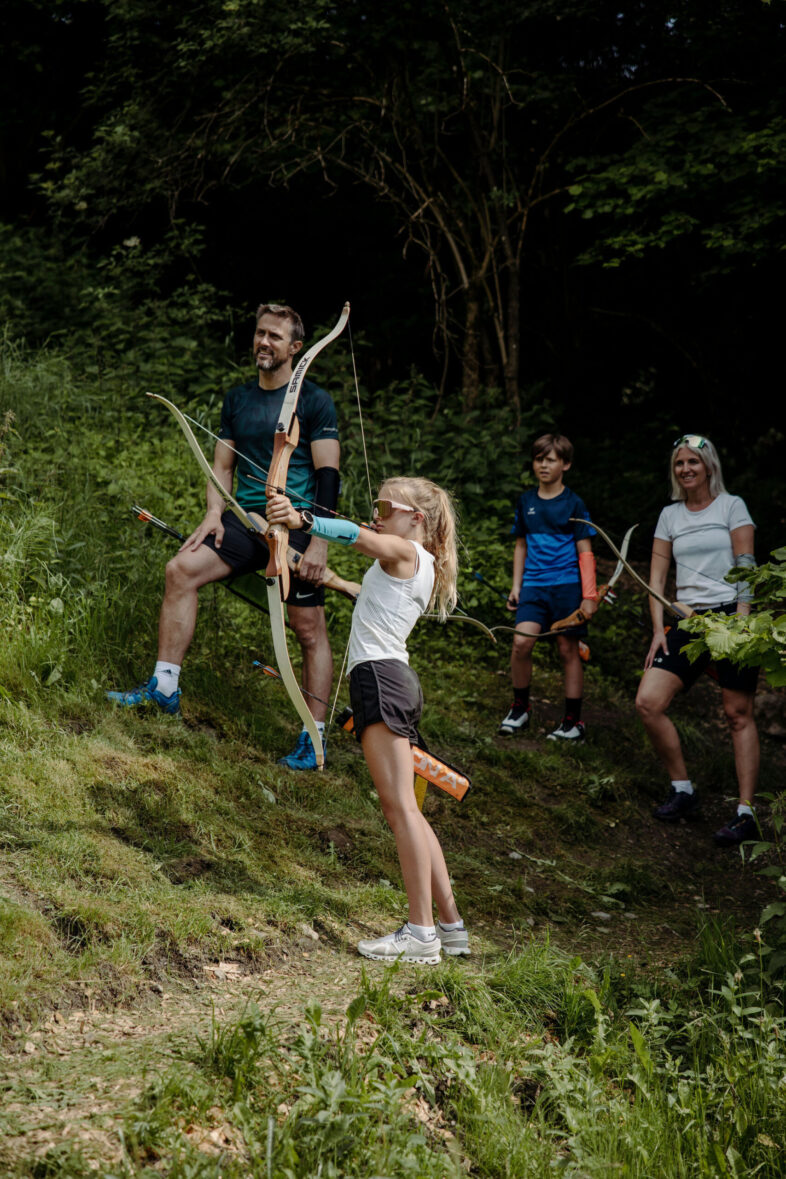 Familien beim Bogenschießen im Salzburger Land im Alpina Alpendorf