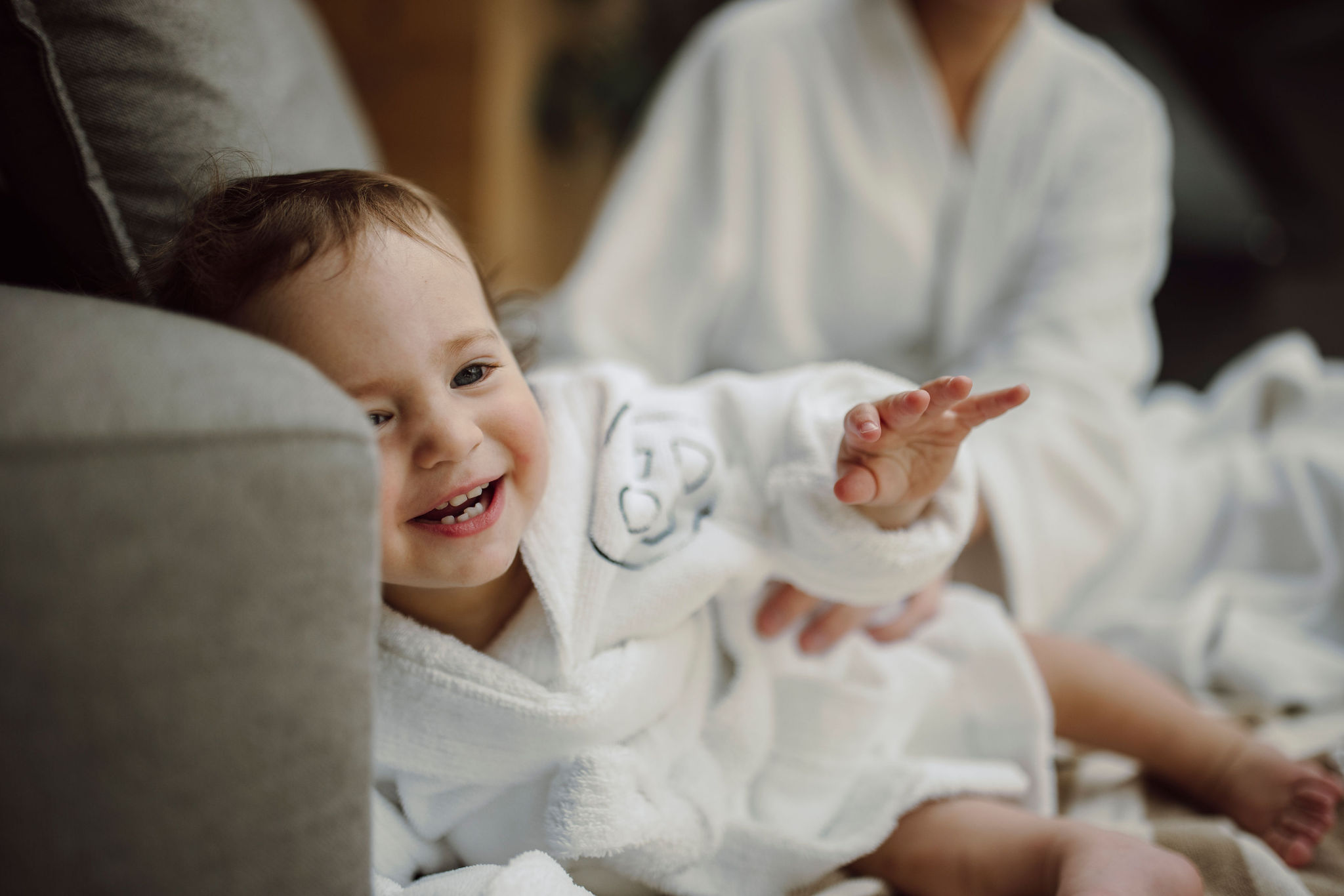 Familie im Babybecken im Familienhotel Alpina Alpendorf