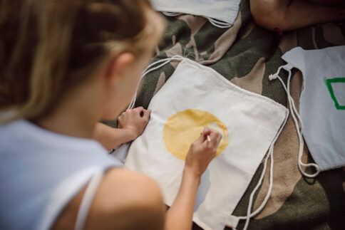 Kinder beim Malen auf der Wiese im Alpina Alpendorf