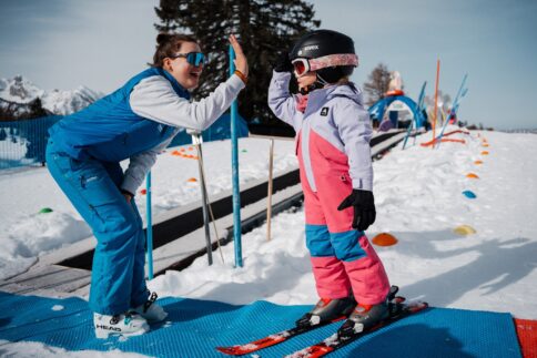 Kind mit Skilehrerin in der Skischule im Snow Space Salzburg