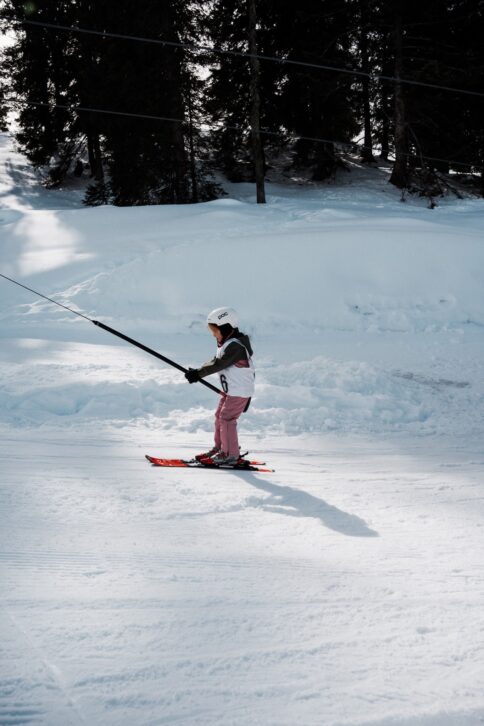 Kind mit Skilehrern bei der Kinderskischule im Snow Space Salzburg