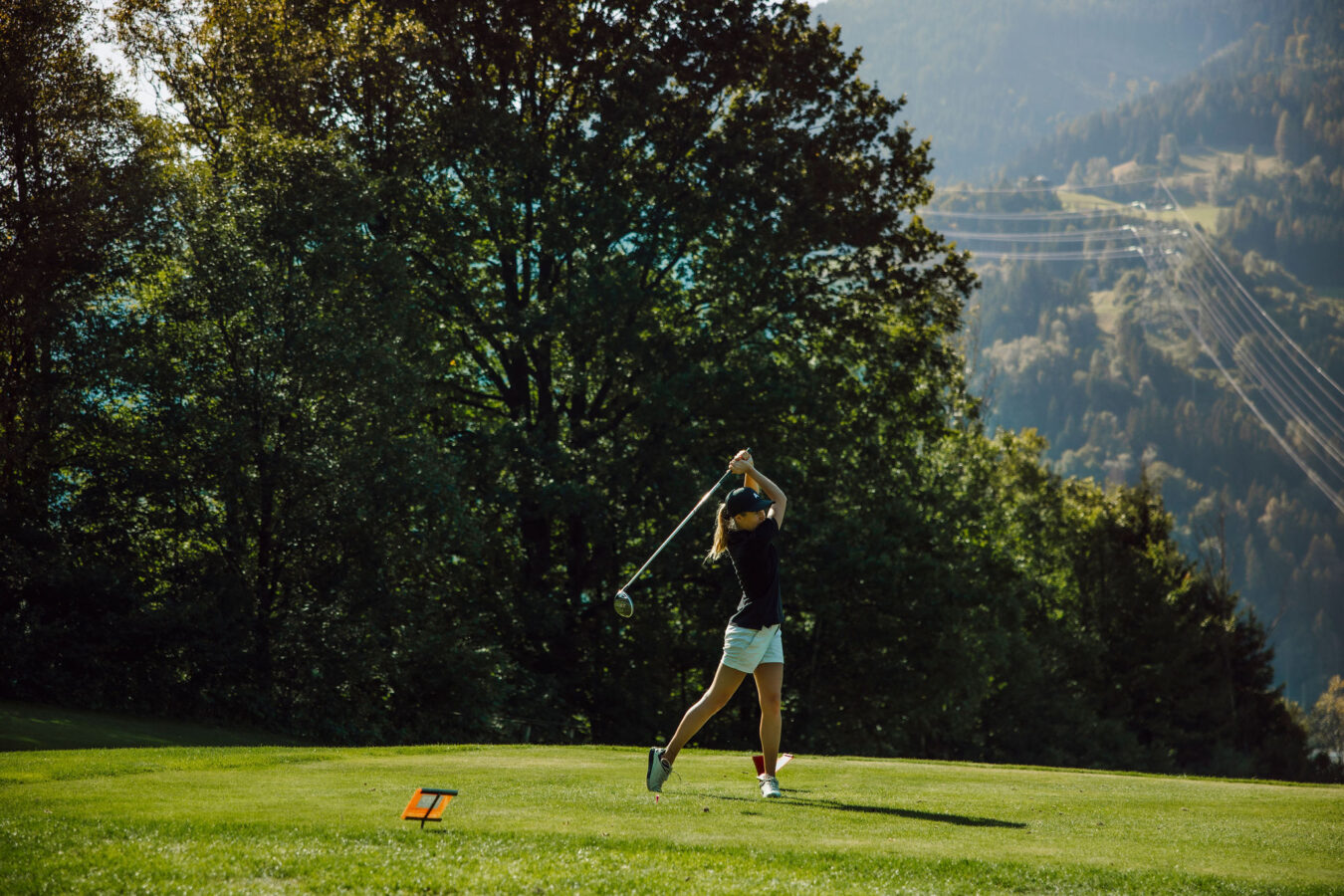 Zwei Golferinnen am Open Golf in St. Johann im Alpina Alpendorf