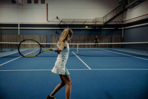 Ein Gast beim Tennistraining in der Tennishalle vom Alpina Sporthotel in Oesterreich.