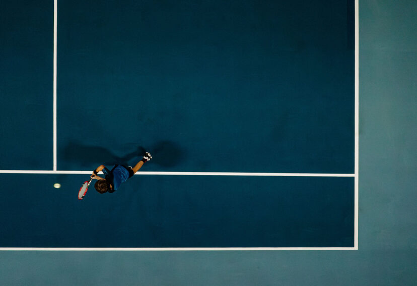 Ein Junge spielt Tennis in der Tennishalle im Alpina in Salzburg Land.