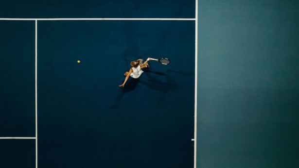 Mädchen beim Tennis spielen im einer Tennishalle im Alpina Alpendorf