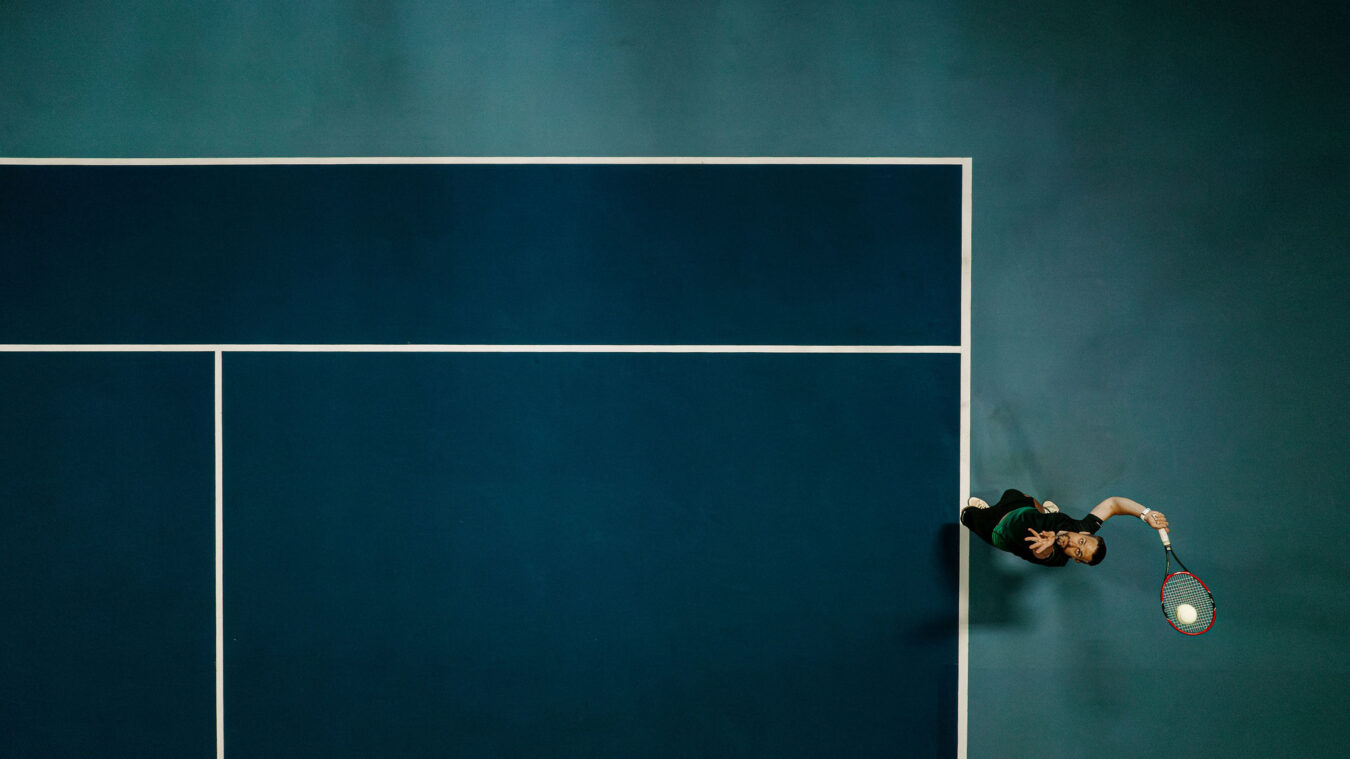 Tennisspieler in der hauseigenen Tennishalle im Alpina Alpendorf