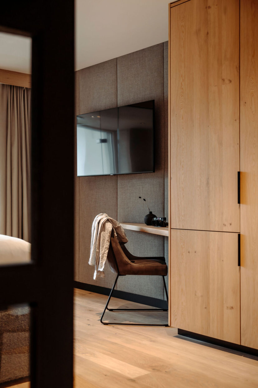 Ein Zimmer mit Schreibecke im Alpina Alpendorf