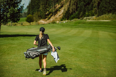 Zwei Golferinnen am Open Golf in St. Johann im Alpina Alpendorf