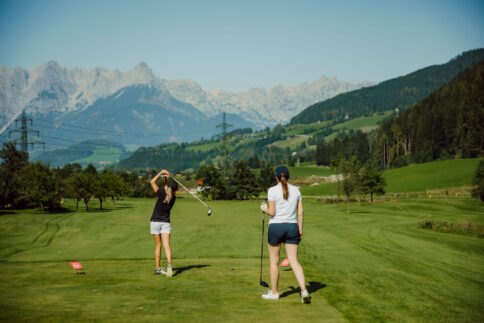 Zwei Golferinnen am Open Golf in St. Johann im Alpina Alpendorf