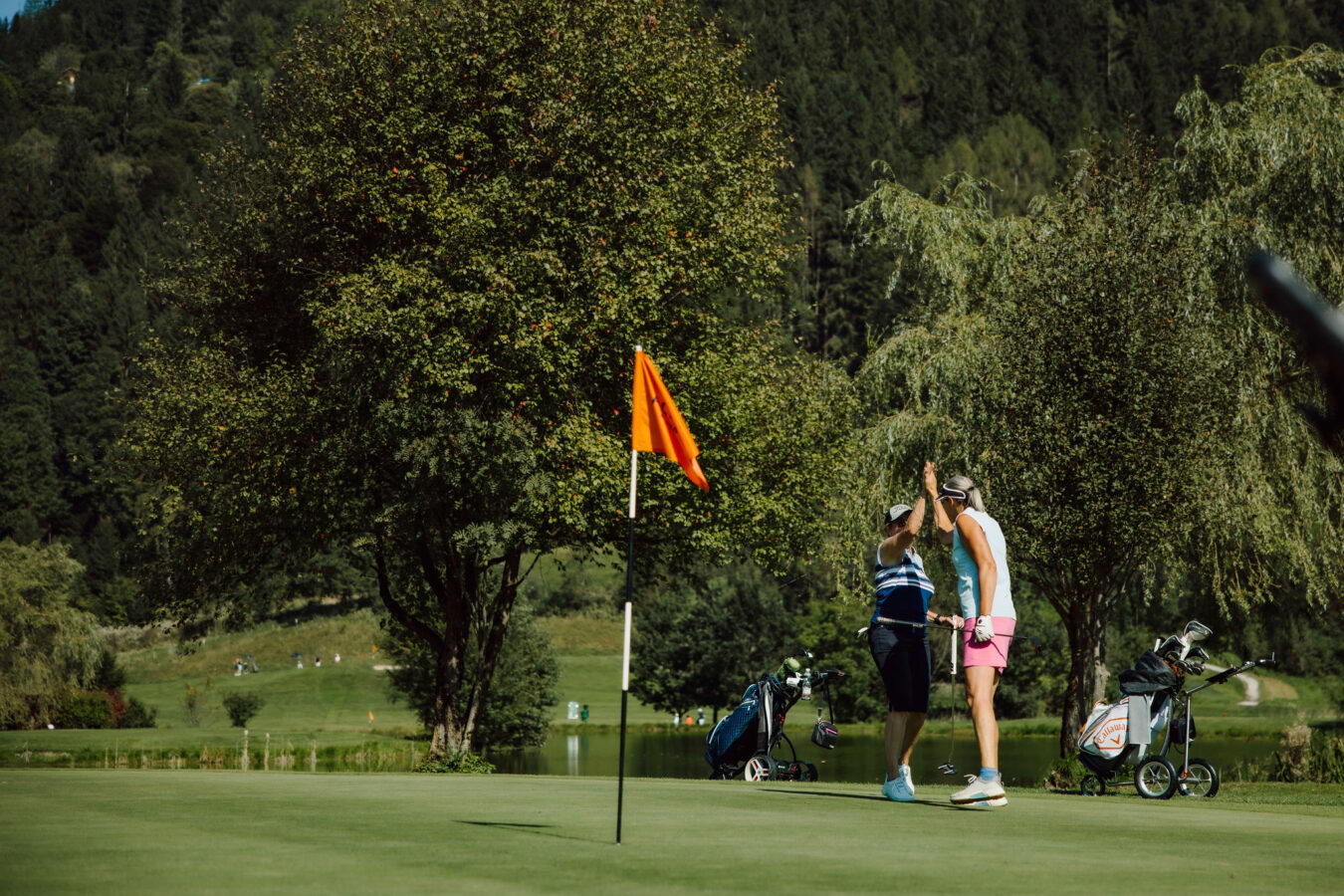 Eine Damenrunde geniesst den Golfurlaub in Oesterreich im Soha Hotel Alpina.