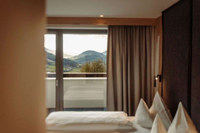 Zimmer, modern und gemütlich eingerichtet, mit Bergblick im Alpina Alpendorf