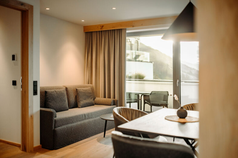 Zimmer, modern und gemütlich eingerichtet, mit Bergblick im Alpina Alpendorf