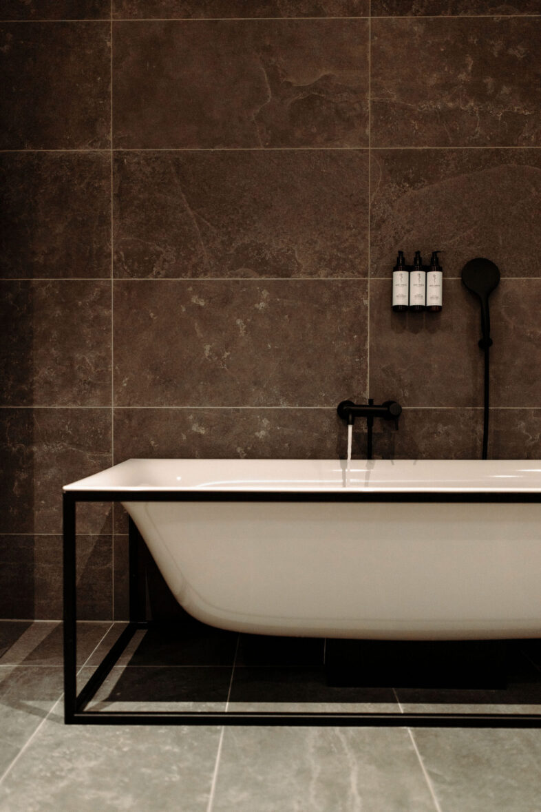 Badezimmer im Alpina Alpendorf mit Badewanne