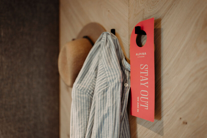 Gaderobe im Zimmer im Alpina Alpendorf