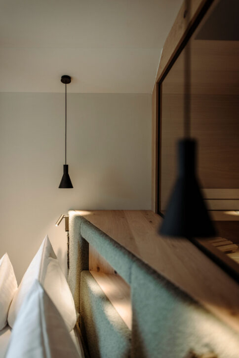 Die Suiten im Alpina Alpendorf sind modern ausgestattet.