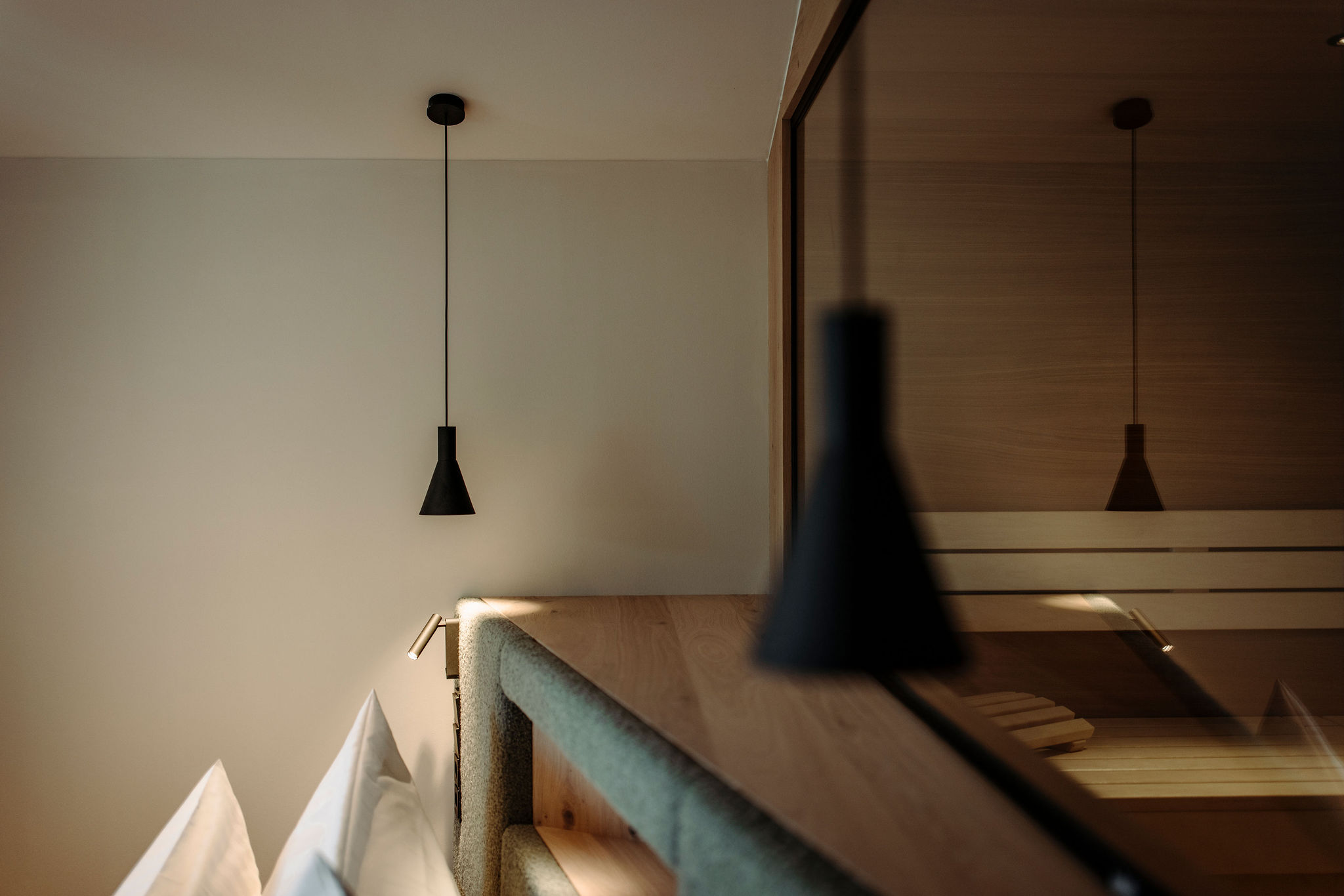 Zimmer, modern eingerichtet und gemütlich mit viel Holz im Alpina Alpendorf