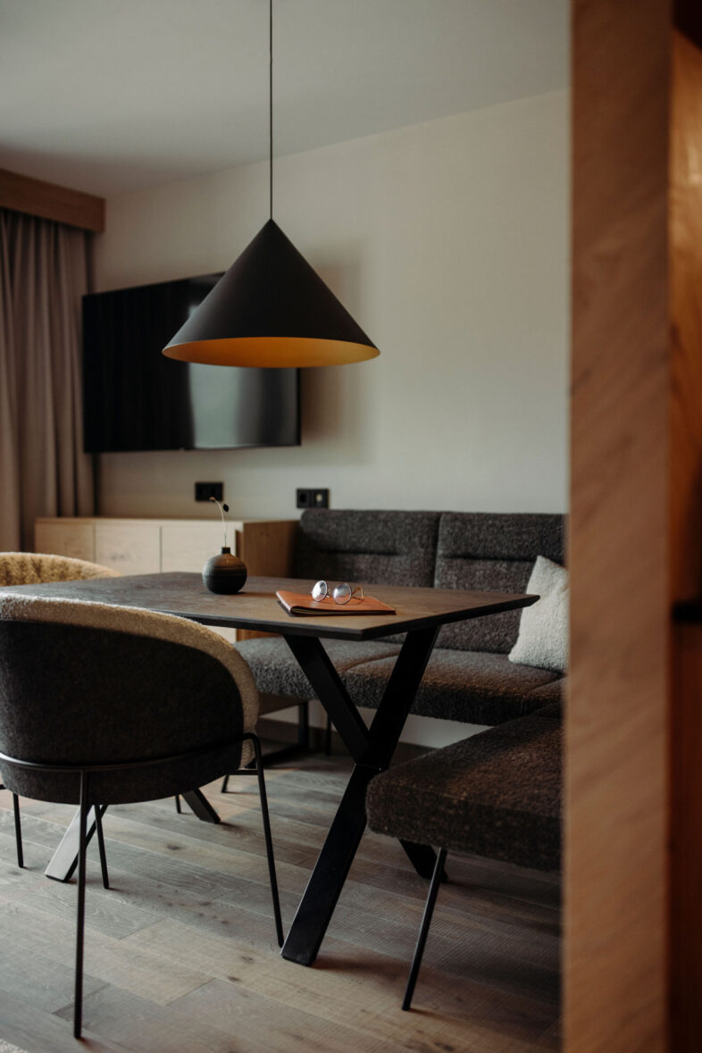 Zimmer, modern eingerichtet und gemütlich mit viel Holz mit Küche und Sitzgelegenheit im Alpina Alpendorf