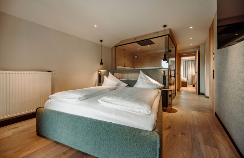 Zimmer, modern eingerichtet und gemütlich mit viel Holz im Alpina Alpendorf