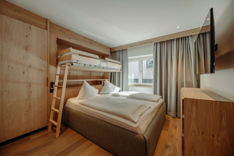 Familienzimmer mit eigenem Zimmer und Stockbett für die Kids im Alpina Alpendorf