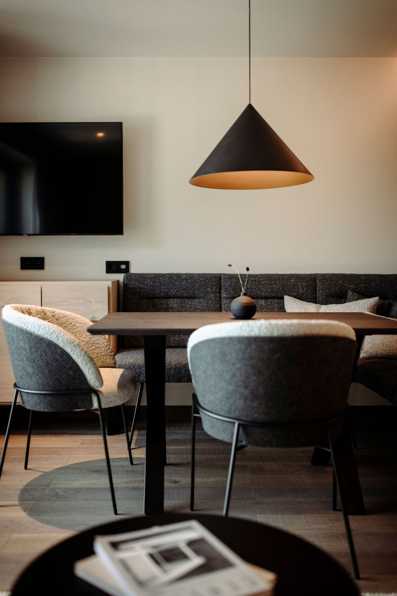 Ferienwohnung mit Küche und Sitzgelegenheit im Alpina Alpendorf