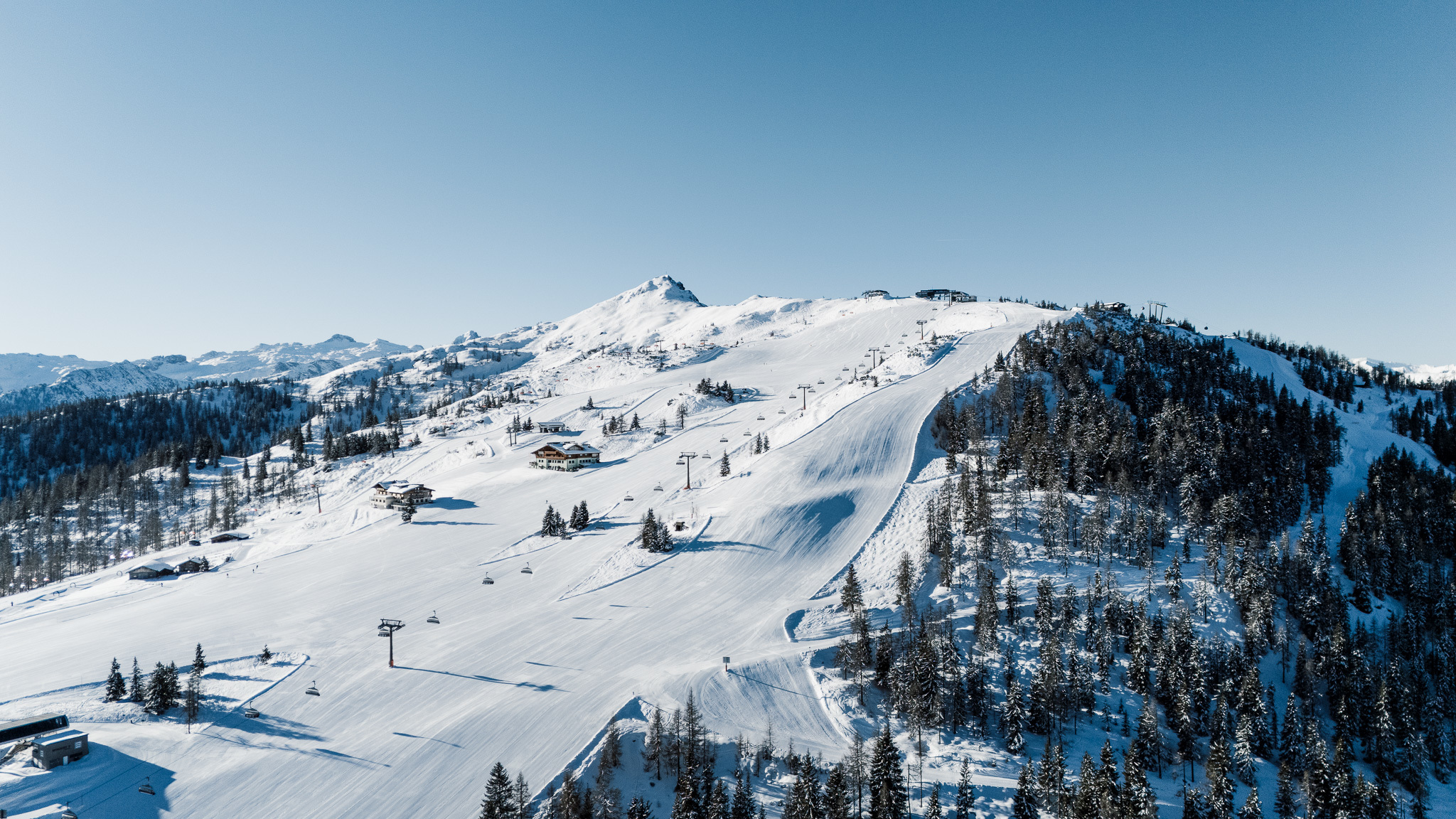 Das Skigebiet Snow Space Salzburg direkt beim Hotel Alpina Alpendorf bietet Pisten für Fortgeschrittene und Anfaenger.