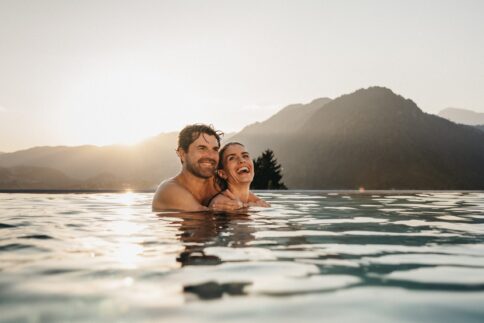 Paar genießt die Zeit zu zweit im Rooftoppool im Alpina Alpendorf